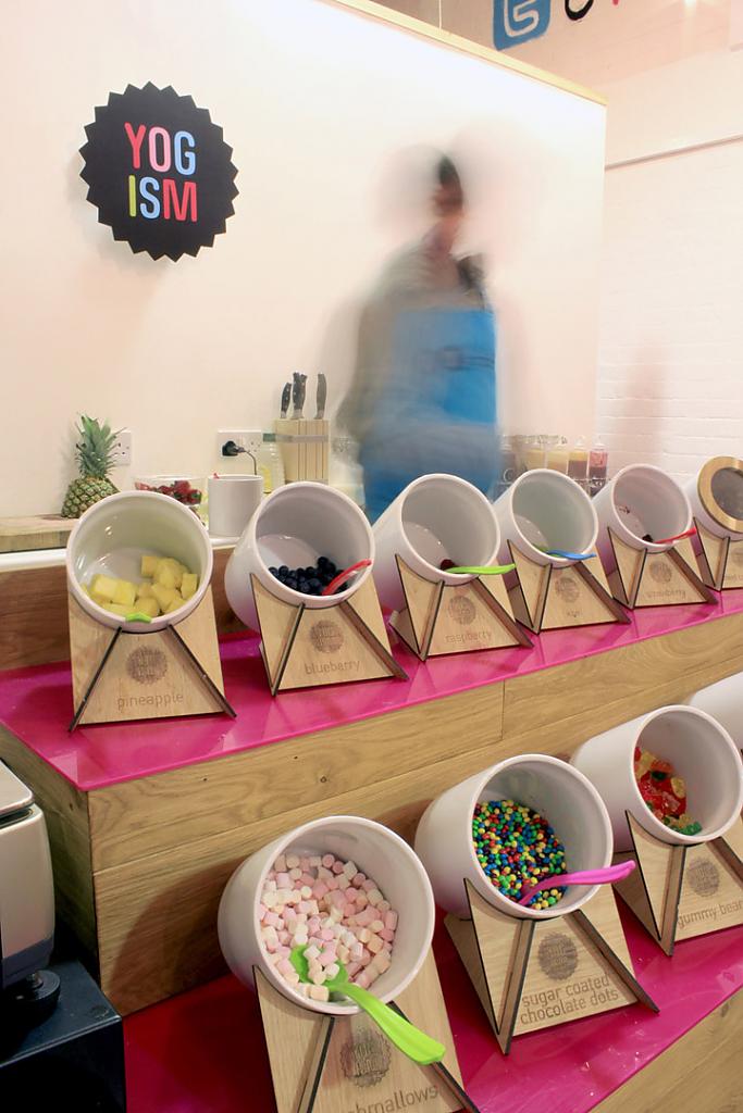 Современный интерьер магазина Yogism Frozen Yogurt