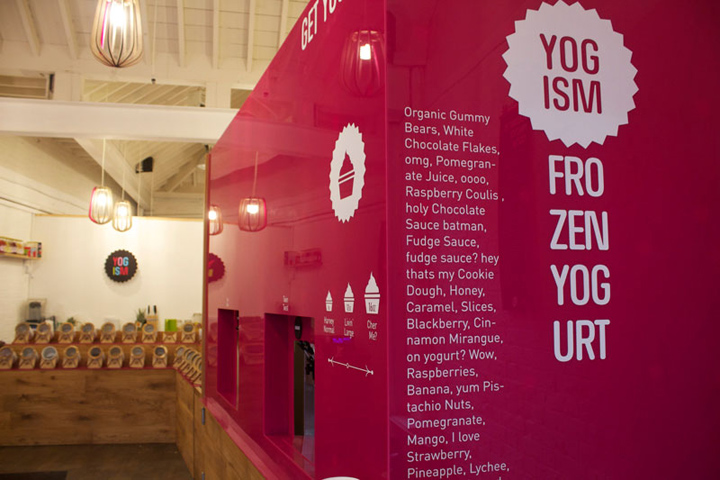 Безупречный интерьер магазина Yogism Frozen Yogurt