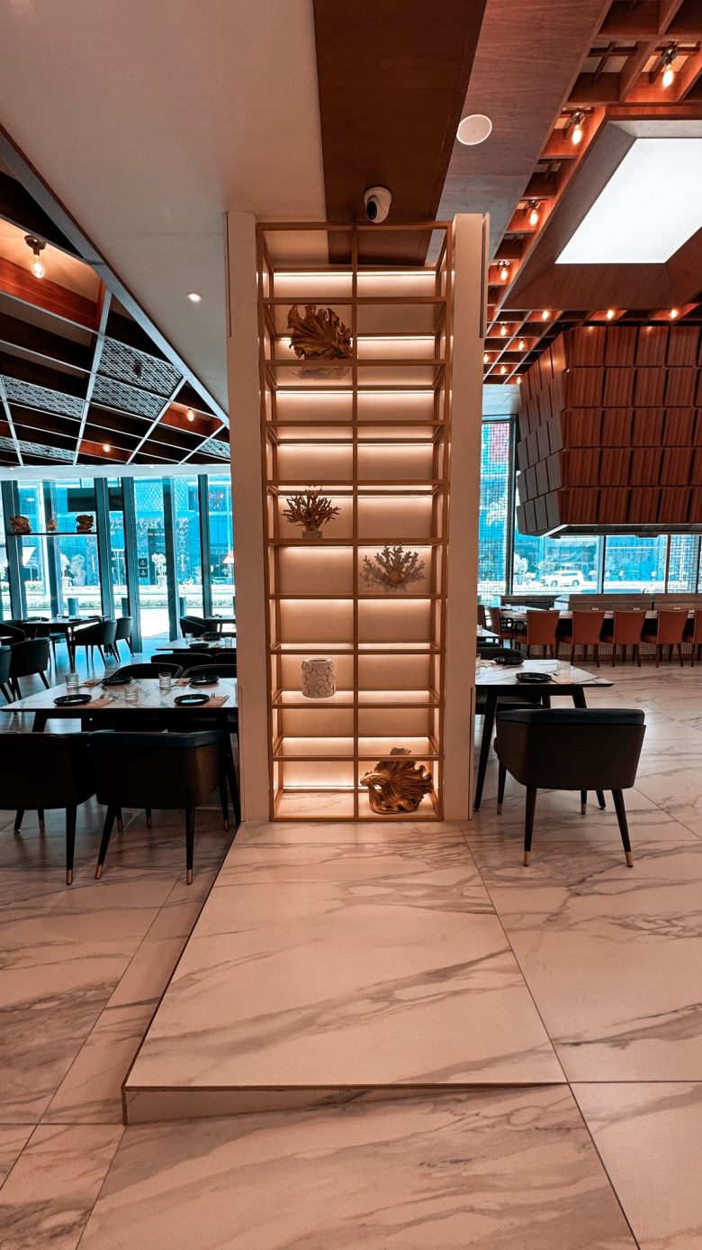 зал для гостей со столиками в KOI