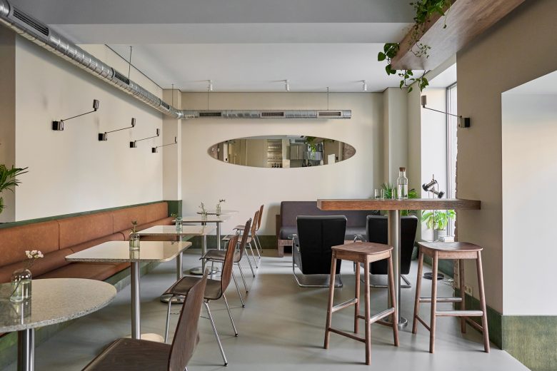 зал кафе Acacia с другой стороны