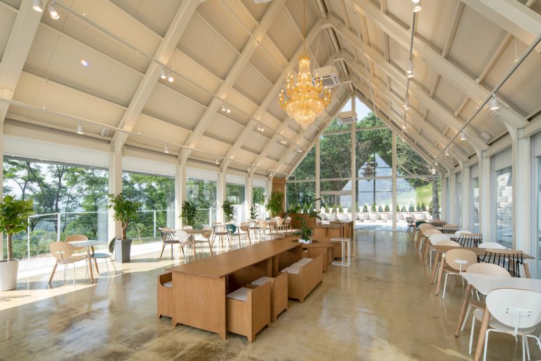 зал на мансарде May Day Cafe вид сбоку