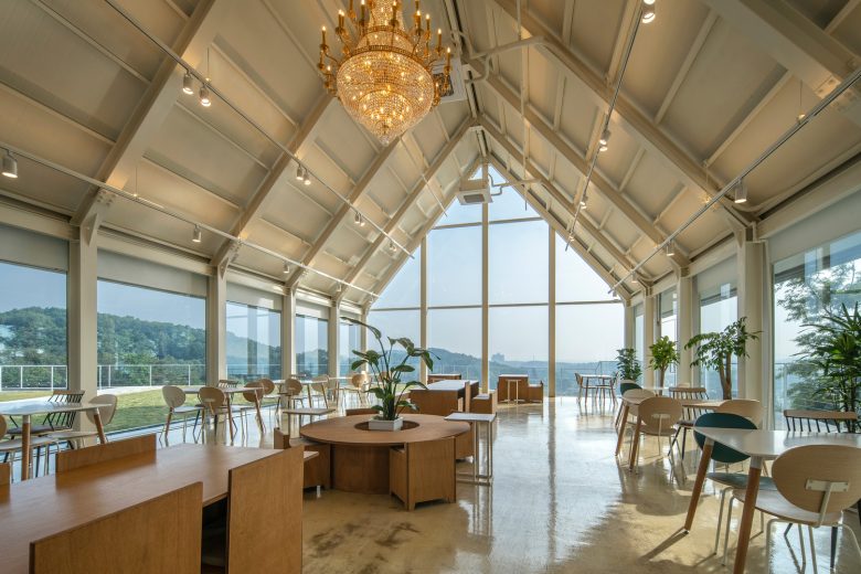 зал на мансарде May Day Cafe