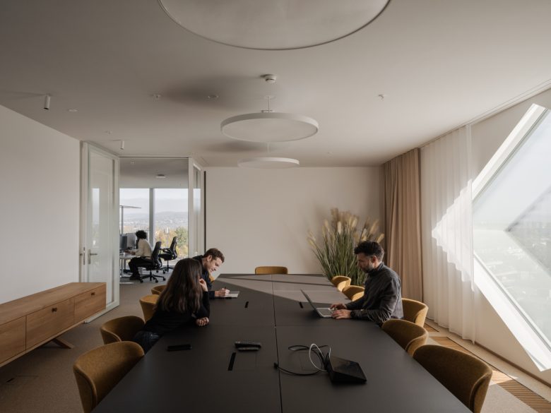 зал переговоров длинный стол Helvetia 2