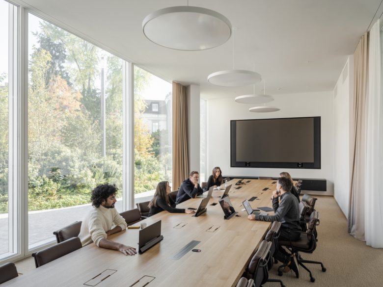 зал переговоров длинный стол Helvetia