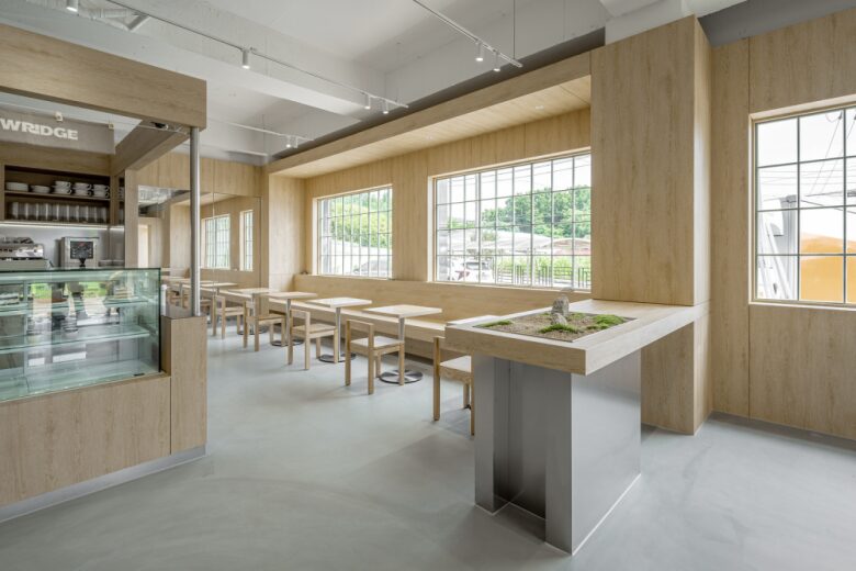 зал ресторана Pawridge столики у окна