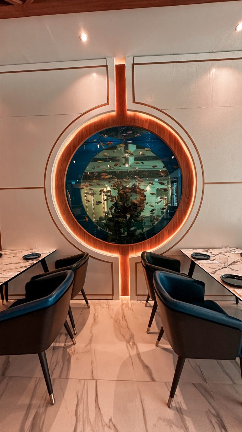 зал с аквариумом в стене