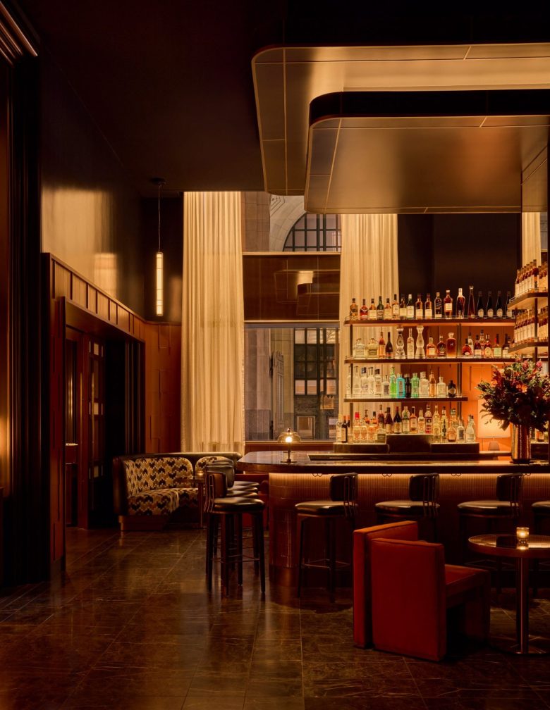 зал с барной стойкой La Tête d’Or вид сбоку