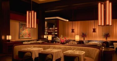 зал с диванами и столиками La Tête d’Or