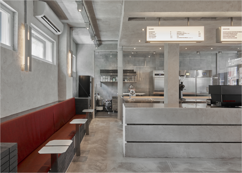 зал с диванчиками и барной стойкой Layers Bakery