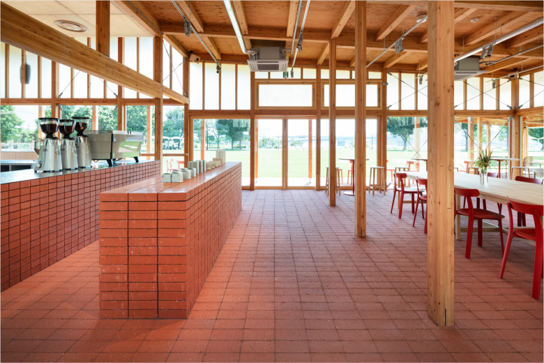 зал с длинным столом и стульями Blue Bottle Coffee