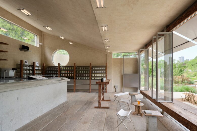 зал с маленькими столиками MSLAN corner