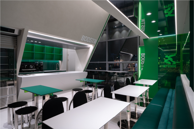 зал с разными столиками BOOSTN café