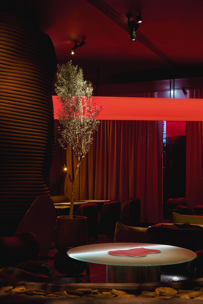 зал с разными столиками MYATA Platinum Lounge and Restaurant