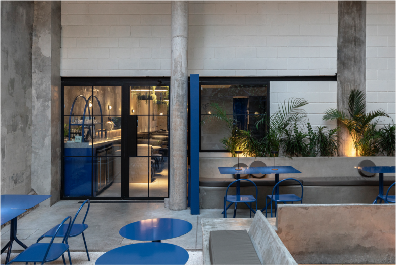 зал с синими столиками Bisiesto restaurant