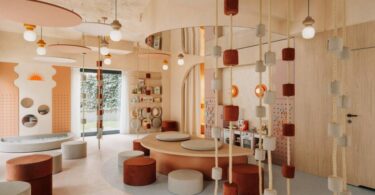 зал со столами и пуфиками Sunday Cafe