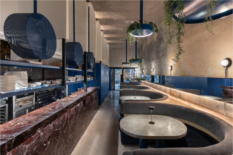 зал со столиками и барной стойкой Bisiesto restaurant