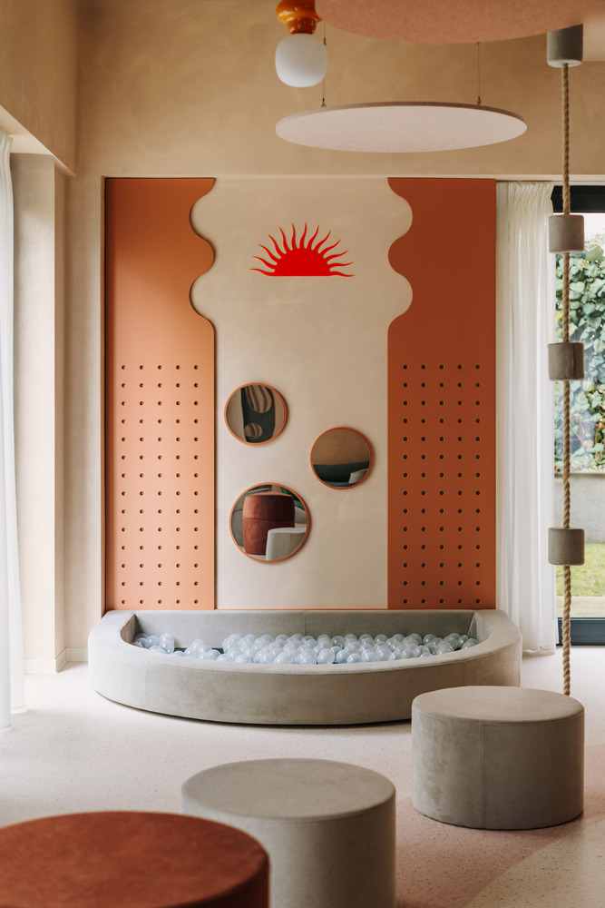 зал интерьер у стены Sunday Cafe