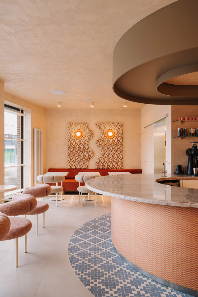 зал столики у окна Sunday Cafe