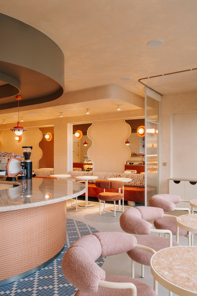 зал вид от окна Sunday Cafe