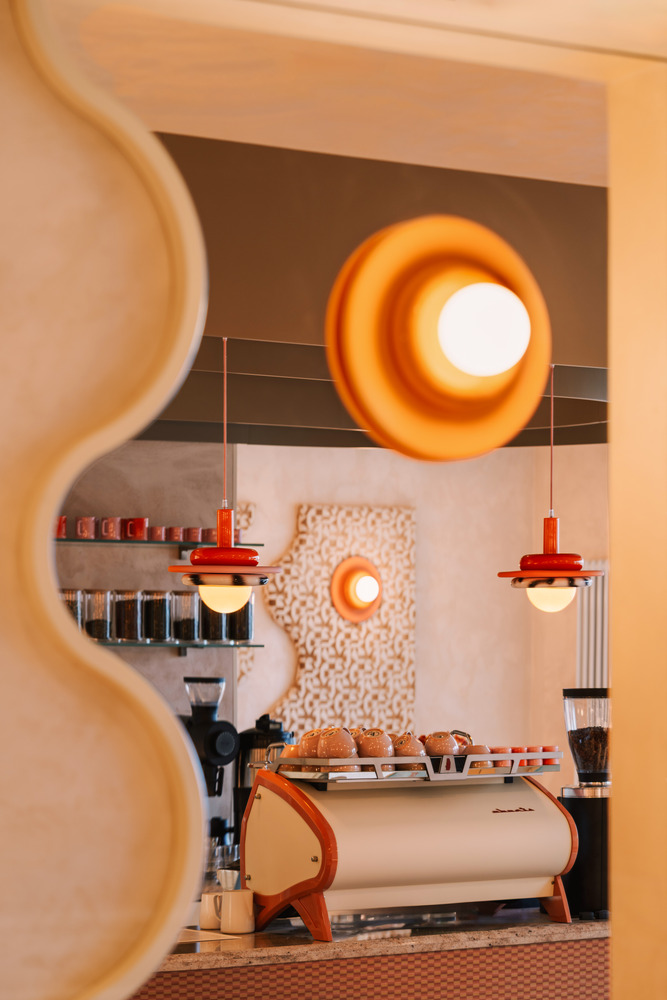 зал вид в зеркало Sunday Cafe