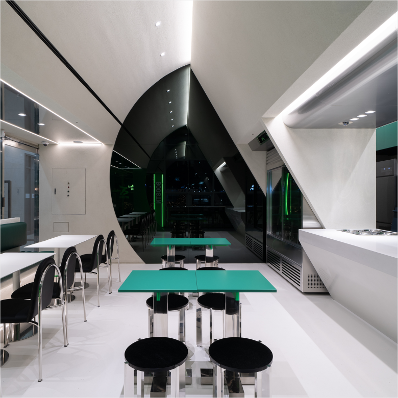 зеленые столики с круглыми табуретами BOOSTN café