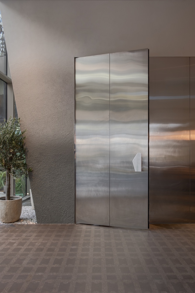 железная дверь Como Lounge Cafe