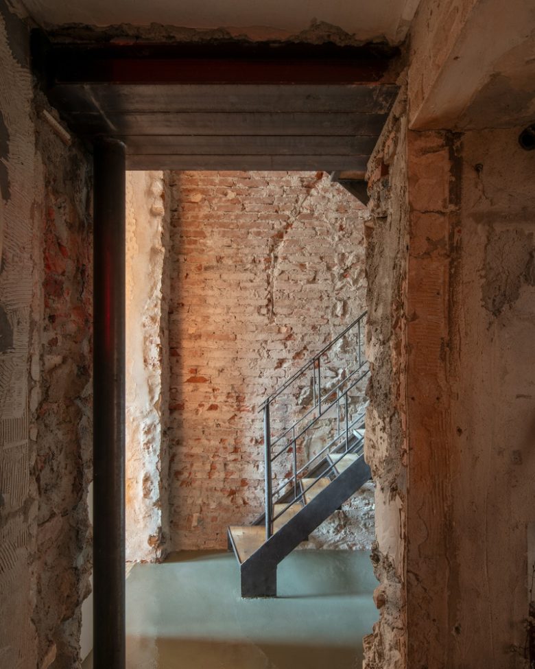 железная лестница Caffè Nazionale