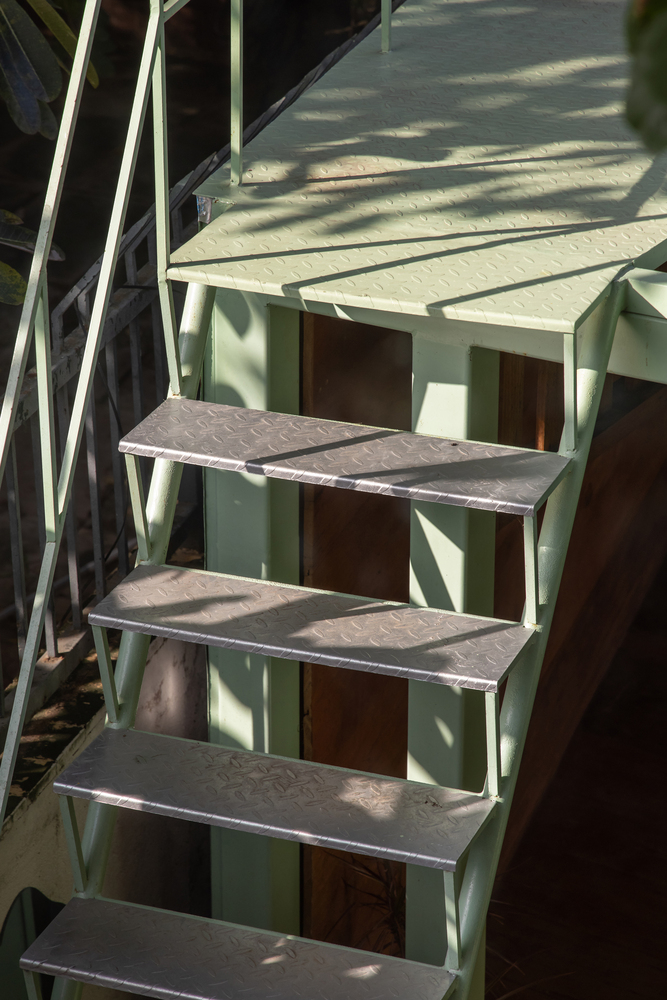 железная лестница в кафе Cafe Hôm