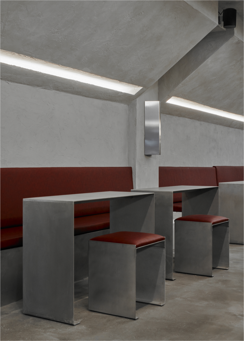 железные столики и лавочки Layers Bakery