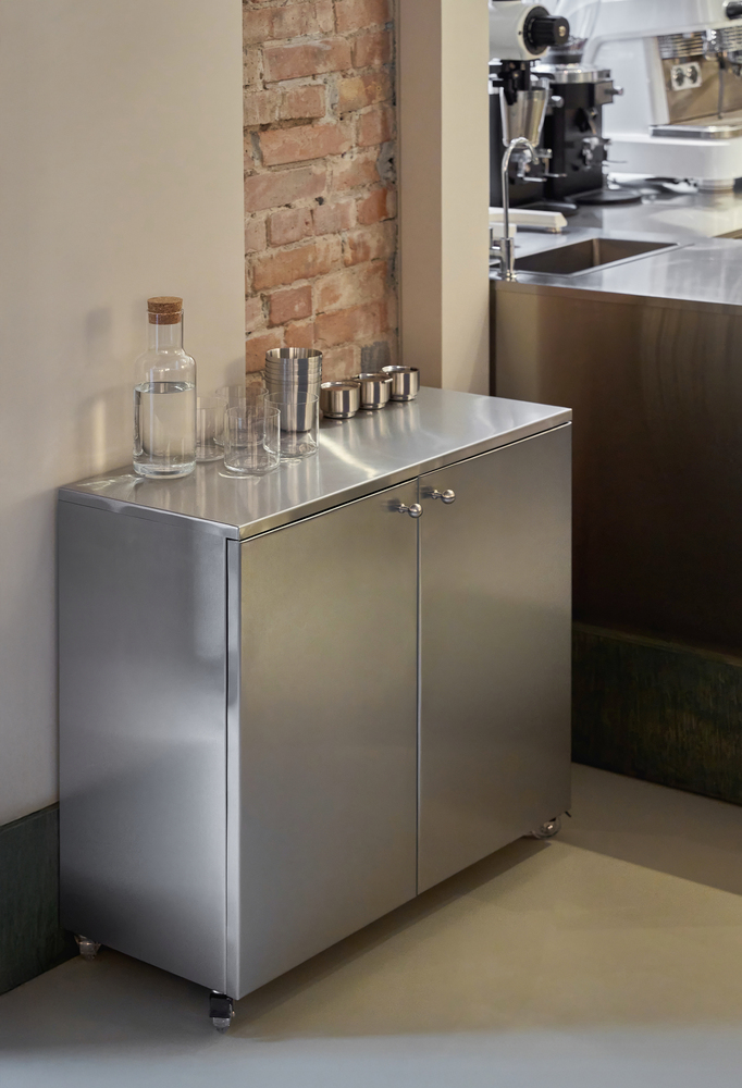 железный шкафчик у стены в кафе Acacia