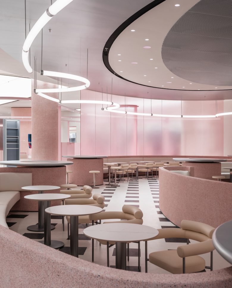 зона кафе со столиками Erdos Land