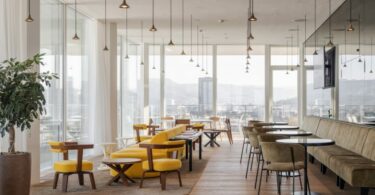 зона отдыха Helvetia с разными столами