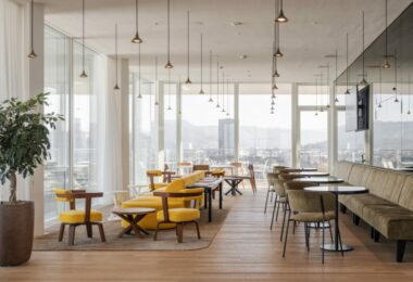 зона отдыха Helvetia с разными столами